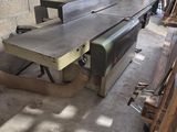 une photo d'un banc en bois dans un atelier