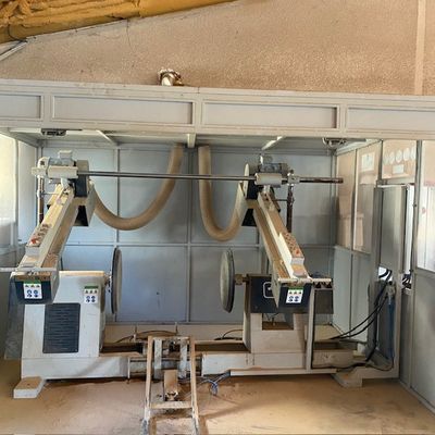 une image d'une machine qui travaille sur un morceau de bois