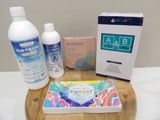 une bouteille de lotion, une boîte de savon et une boîte de lotion posées sur une table
