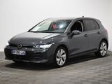 La Volkswagen e-Golf est garée dans une pièce dont le sol est en damier.