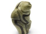 statue d'un ours avec une rayure noire sur la poitrine