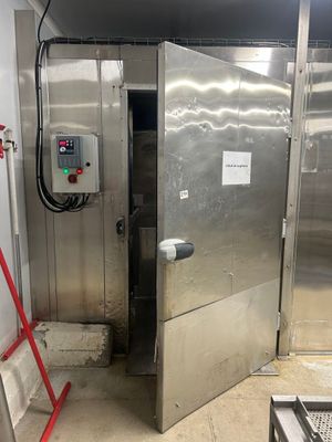 une photo d'une grande porte en acier inoxydable dans un immeuble