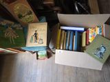 une boîte pleine de livres posée sur le sol