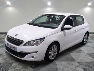 la voiture blanche est garée sur un sol en damier dans le garage