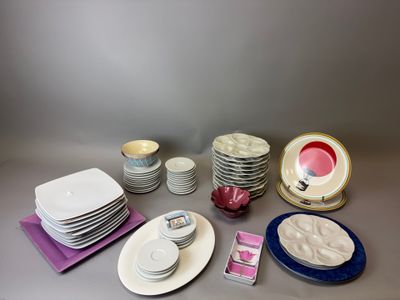 de nombreuses assiettes, tasses et soucoupes sur la table