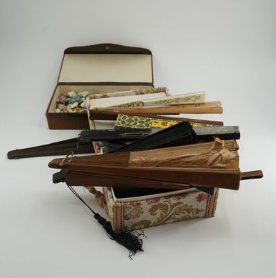 Une boite avec une collection de fèves contemporaines et un … - Photo 1