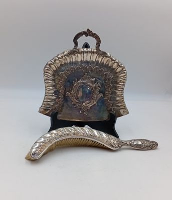 une image représentant une assiette en argent avec une cuillère et un repose-cuillère