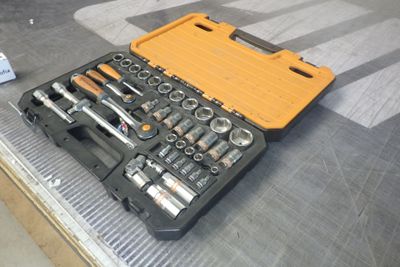 une trousse à outils posée sur une table
