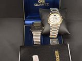 deux montres et un portefeuille posés sur une table