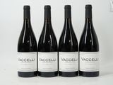 trois bouteilles de vin sont alignées sur une surface blanche