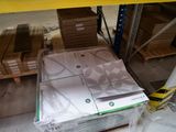 une pile de cartons posée sur une palette dans un entrepôt