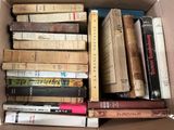 une boîte pleine de livres posée sur une table