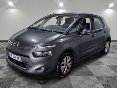 Une Citroën grise est garée dans une pièce dont le sol est en damier.