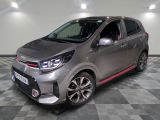 la voiture grise est garée sur le sol en damier d'un garage