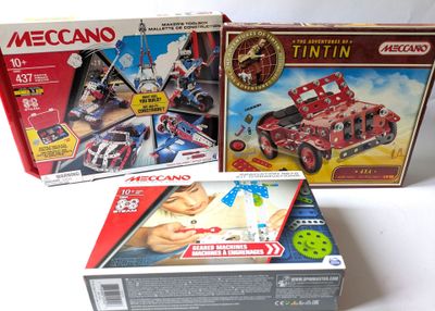 deux jouets en boîte posés sur une table