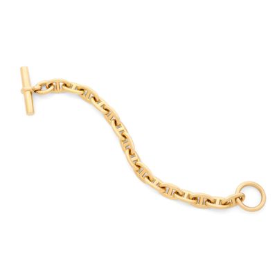 un bracelet en chaîne d'or orné d'une croix