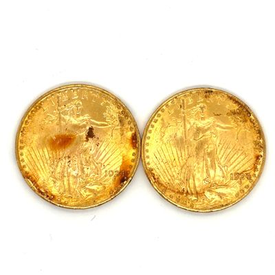 deux pièces d'or posées côte à côte sur une surface blanche
