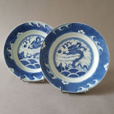 CHINE, époque Kangxi Deux assiettes en porcelaine blanc bleu…