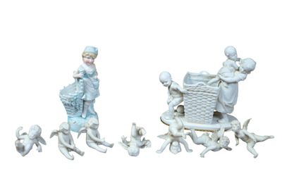 un groupe de figurines assises sur une table