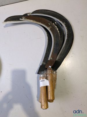 un grand nombre d'outils accrochés au mur