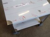 une table recouverte de nombreux autocollants