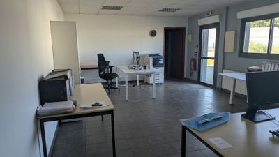 une pièce avec un bureau sur lequel se trouve un ordinateur