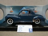 une maquette de voiture bleue exposée dans une vitrine