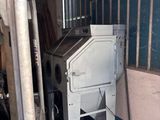 une machine qui se trouve à l'intérieur d'un bâtiment
