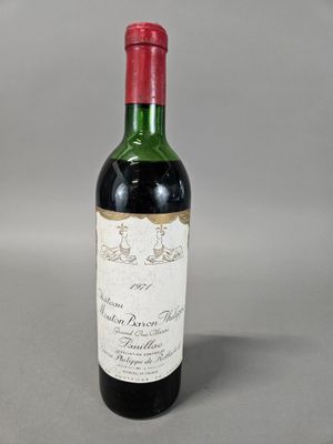 une vieille bouteille de vin rouge posée sur une table