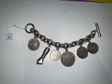 un bracelet en argent orné de pièces de monnaie et d'une clé