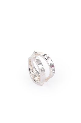 gros plan d'une bague en argent sur fond blanc