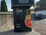 un distributeur automatique de pizzas au bord de la route