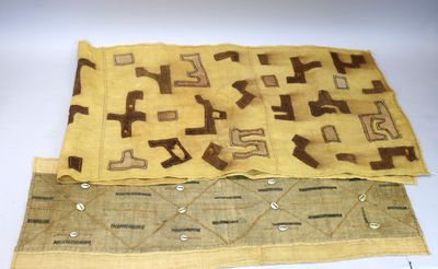 Pagne et panneau en raphia brodé orné de motifs géométriques…