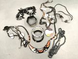 de nombreux colliers et bracelets différents disposés sur une table