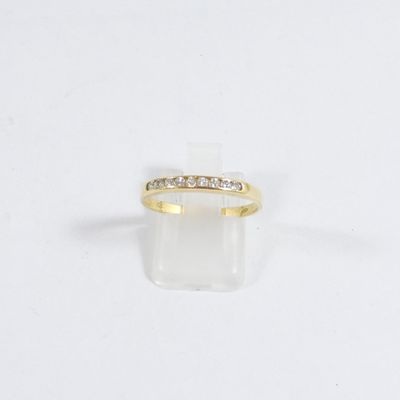 une bague en or jaune avec des diamants sur fond blanc