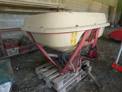 un bateau blanc posé sur une palette en bois