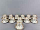 six tasses et soucoupes aux bords dorés sur fond gris