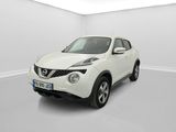 un SUV Nissan Juke blanc garé dans une pièce blanche
