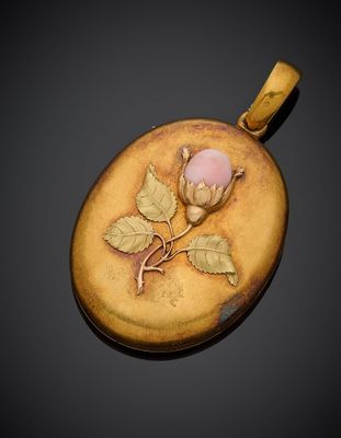 une image représentant un pendentif en forme de rose dorée et rose sur fond noir
