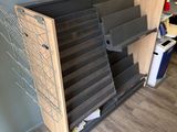 une étagère équipée d'une sorte de bacs