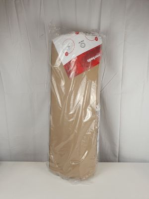 un rouleau de papier kraft emballé dans du plastique posé sur une surface blanche