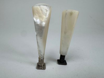 Deux sceaux à cacheter en nacre l'un ciselé feuillagé, les m… - Photo 1