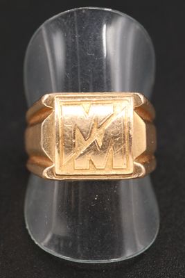 une image représentant une bague en or sur laquelle figure la lettre « m »