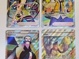 quatre cartes Pokémon différentes posées sur une table avec un fond blanc