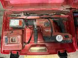 une boîte à outils rouge avec des outils sur le sol