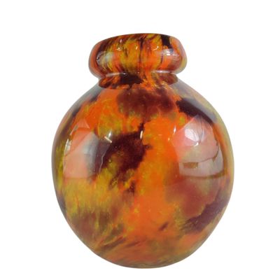 un vase posé sur une surface blanche