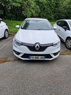 deux voitures garées l'une à côté de l'autre dans un parking