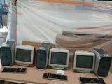 beaucoup d'ordinateurs posés sur une table dans une pièce