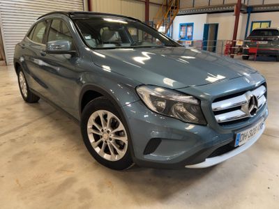 Le SUV Mercedes GLA est garé dans un garage.