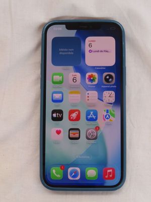 une photo d'un téléphone portable posé sur un lit